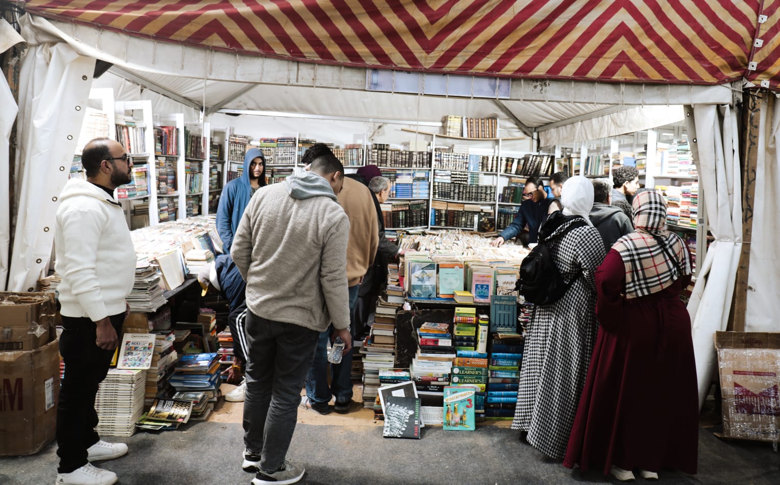 إقبال جماهيري على معرض فيصل للكتاب وندوة “العاشر من رمضان” تؤكد روح الانتصار